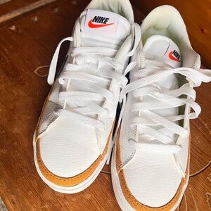 Nike tennis shoes - like new - 7